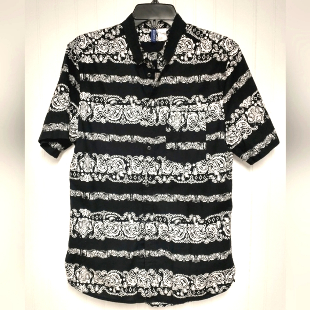 NWOT Divided H&M Men's Short Sleeve Button Down Cotton Black/White Paisley Shirt